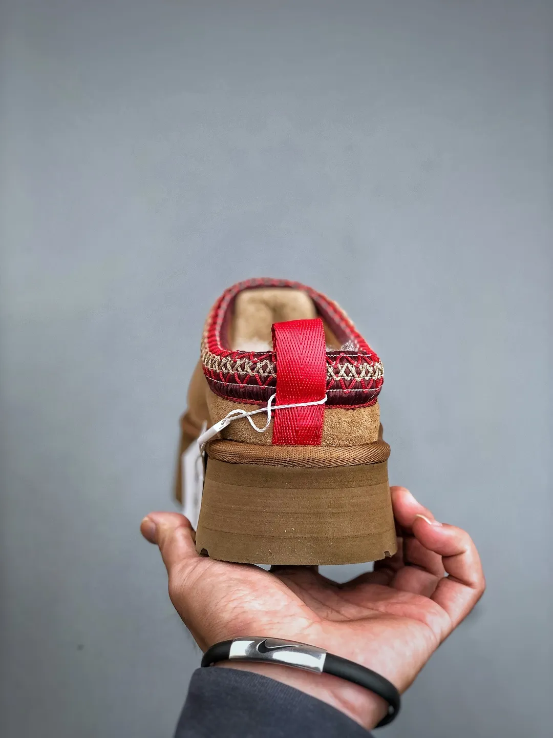 Local self-pickup💰560 supports store placement. The top version on the market. UGG Tazz ethnic style thick-soled women's model. Xiaohongshu's hot model. Produced by a major foreign trade factory in Guangzhou. From toe to insole, genuine sheep fur. Independent outer box packaging. Chip. With waterproof technology. Differentiating from any version on the market. 5cm thick sole. Independently developed original outsole. Cashmere insole. Keep warm when going out in winter. It is a very suitable choice for home use. In the new year, uug has launched a style series, which is partially biased towards the preferences of young consumers. It has also moved to the forefront of fashion trends. Shoe body material. Water-repellent coated suede upper. 17mm UGGPURE™ implanted wool insole. Lightweight non-slip and comfortable rubber outsole. With brand LOGO. With full packaging. Size: 35-40